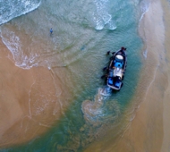 Рыбацкая лодка села на мель во время отлива